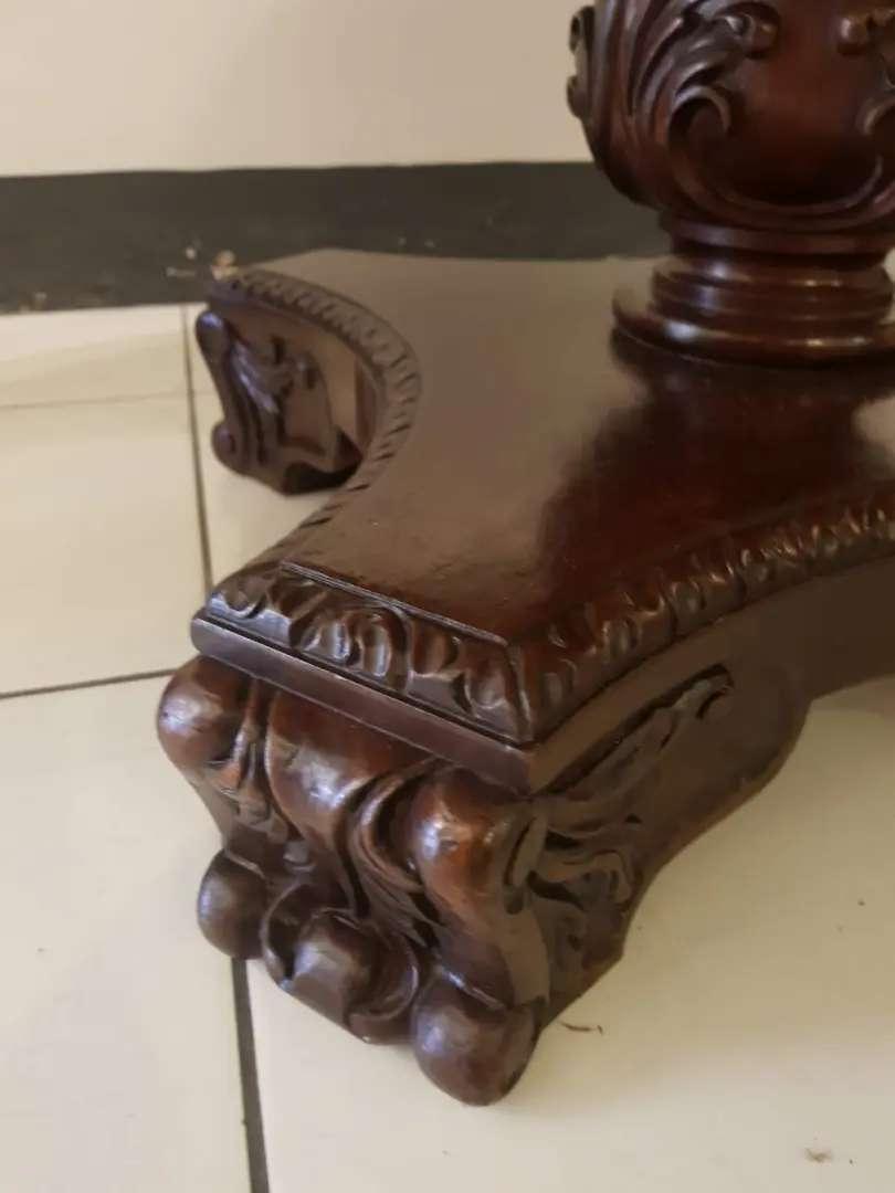 Antigua Mesa de Caoba- Piña tallada con patas de león – Surquillo