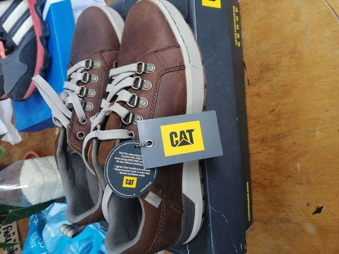 Vendo Zapatillas Adidas y Cat – Talla 40 y medio – Breña, Lima